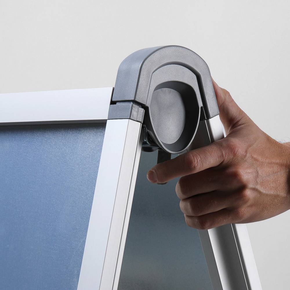 A-Board Premium A1 gatebukk ZPZA1 fra Nordic Display. Foldemekanisme med sikkerhetsklamme.