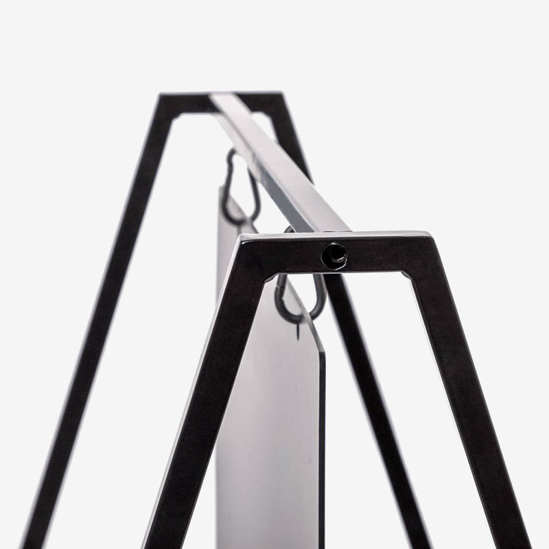 Minimalistisk og industriell gatebukk med ståltavle.
