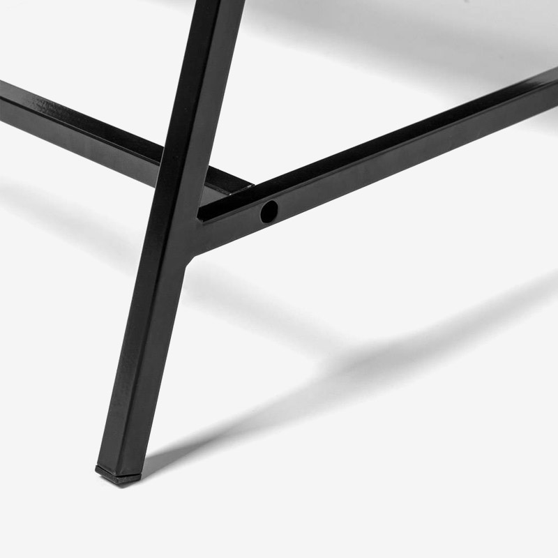 Minimalistisk og industriell gatebukk med ståltavle.