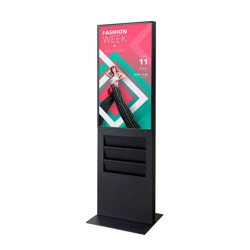 Smart Line Digital Totem Rack med 43" Samsung skjerm og tre lommer for inntil seks A4 brosjyrer eller kataloger i hver lomme.