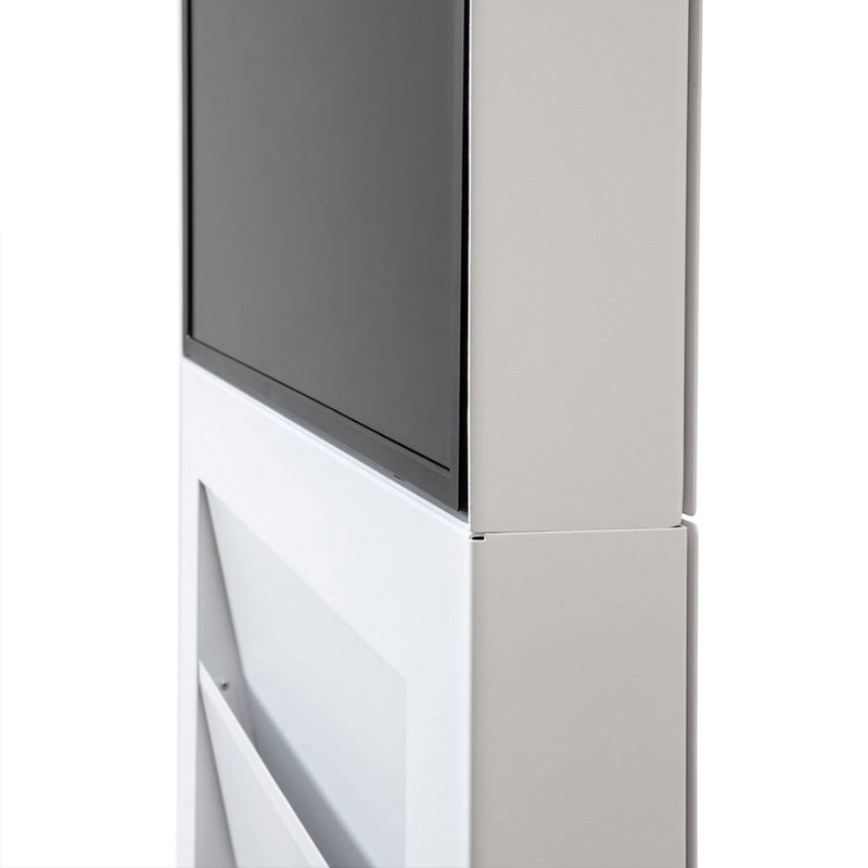 Smart Line Digital Totem Rack med 43" Samsung skjerm og tre lommer for inntil seks A4 brosjyrer eller kataloger i hver lomme.