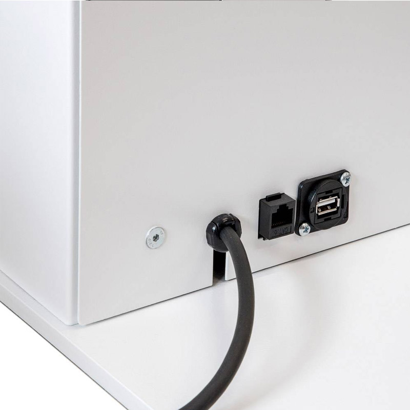 Smart Line Digital Totem Rack med 43" Samsung skjerm og tre lommer for inntil seks A4 brosjyrer eller kataloger i hver lomme.