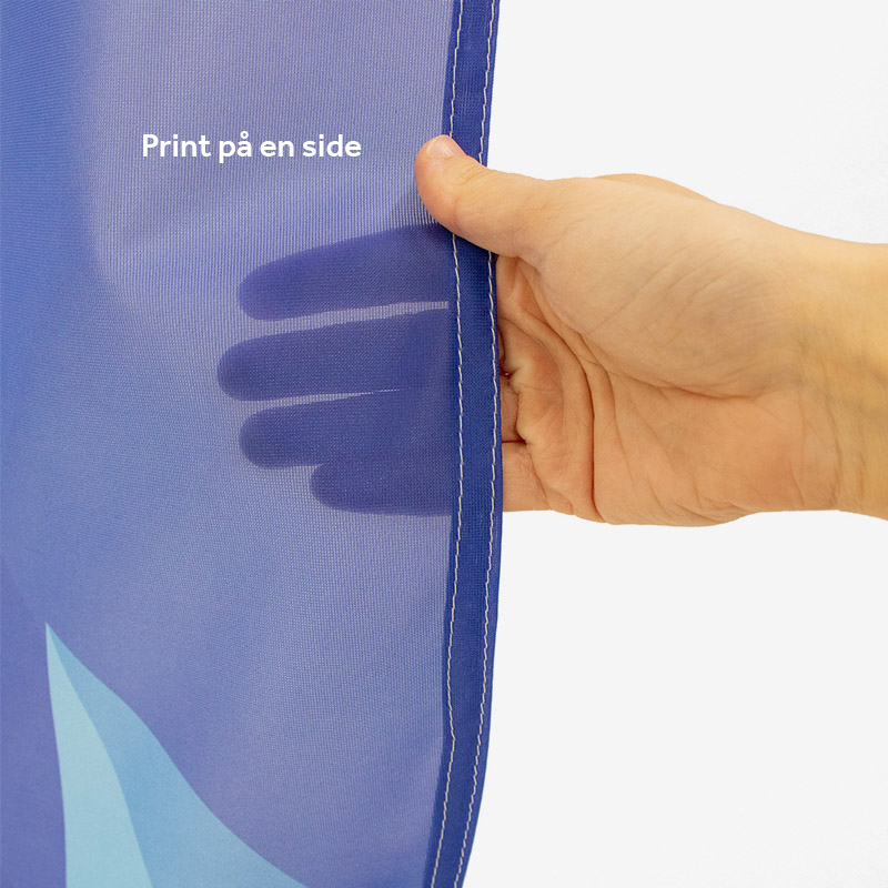 Strandflagg Paddle fra Display.no, med print på en side.