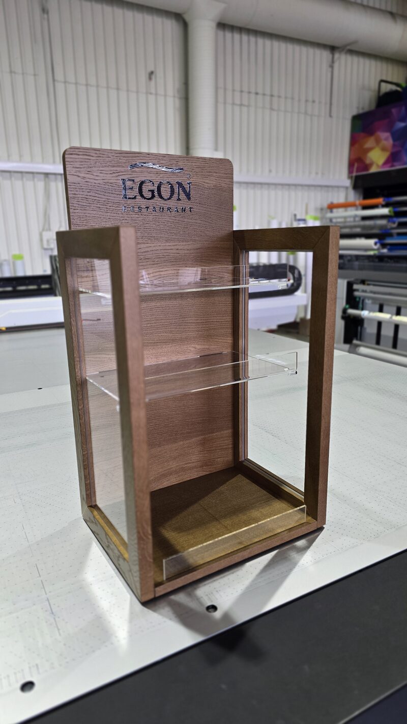 Butikkdisplay i trevirke for Egon